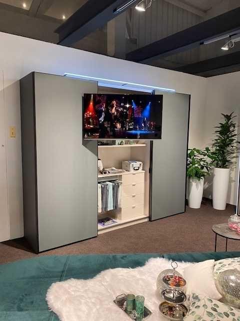 Schwebetürenschrank